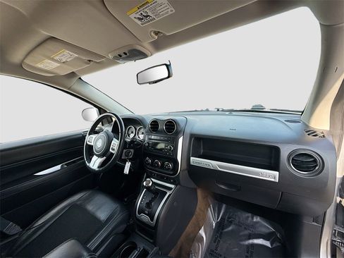 Used 2016 Jeep Compass Latitude image 25