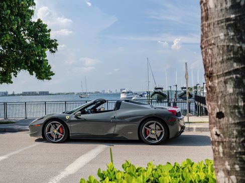 Used 2014 Ferrari 458 Spider RWD image 3