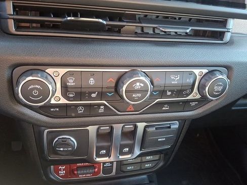 Used 2024 Jeep Wrangler Willys image 15