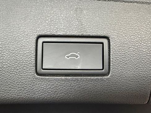 Used 2024 Volkswagen Atlas Cross Sport SE image 32