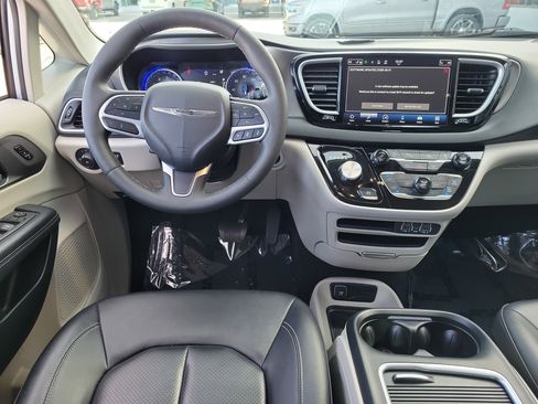 Used 2024 Chrysler Pacifica Touring-L image 10