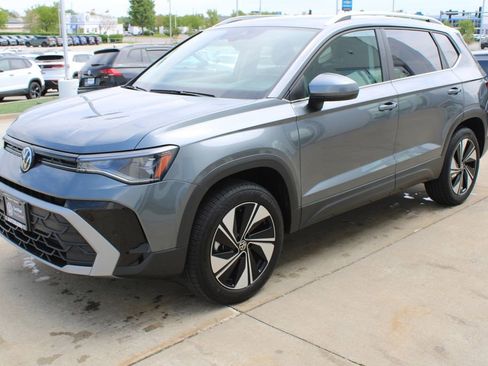 Certified 2025 Volkswagen Taos SE AWD/4WD image 3