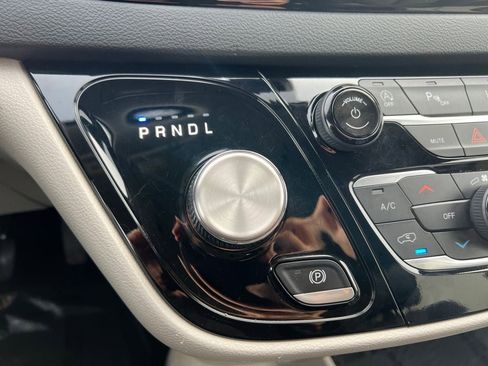 Used 2023 Chrysler Pacifica Touring-L image 20