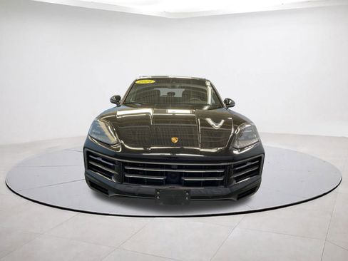 Used 2024 Porsche Cayenne image 2