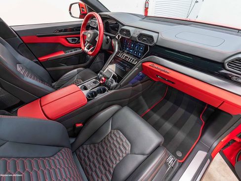 Used 2022 Lamborghini Urus AWD/4WD image 2