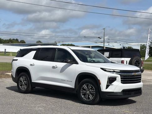Used 2025 Chevrolet Traverse LT FWD image 12