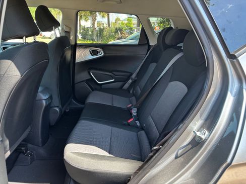 Used 2025 Kia Soul LX w/ LX Technology Package FWD image 24