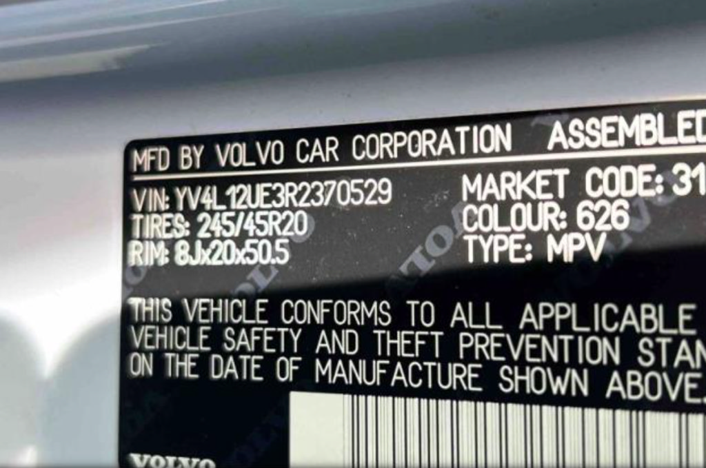 Certified 2024 Volvo XC40 B5 Plus w/ Protection Package Premier AWD/4WD image 5