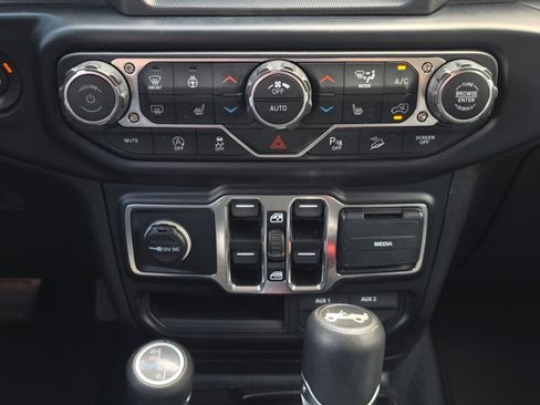 Used 2019 Jeep Wrangler Unlimited Sahara AWD/4WD image 26