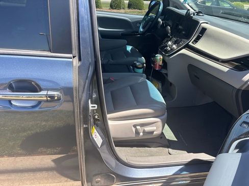 Used 2017 Toyota Sienna XLE FWD image 16