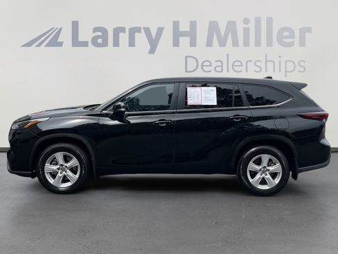 Used 2024 Toyota Highlander LE AWD/4WD image 2