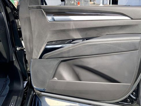 Used 2025 Cadillac Escalade Premium Luxury image 22