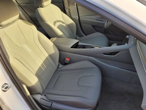 Used 2025 Hyundai Elantra SEL image 13