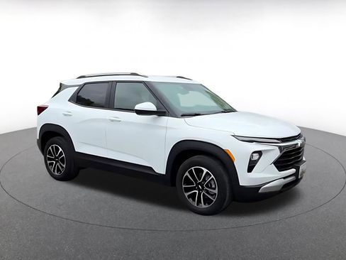 Used 2025 Chevrolet TrailBlazer LT FWD image 2