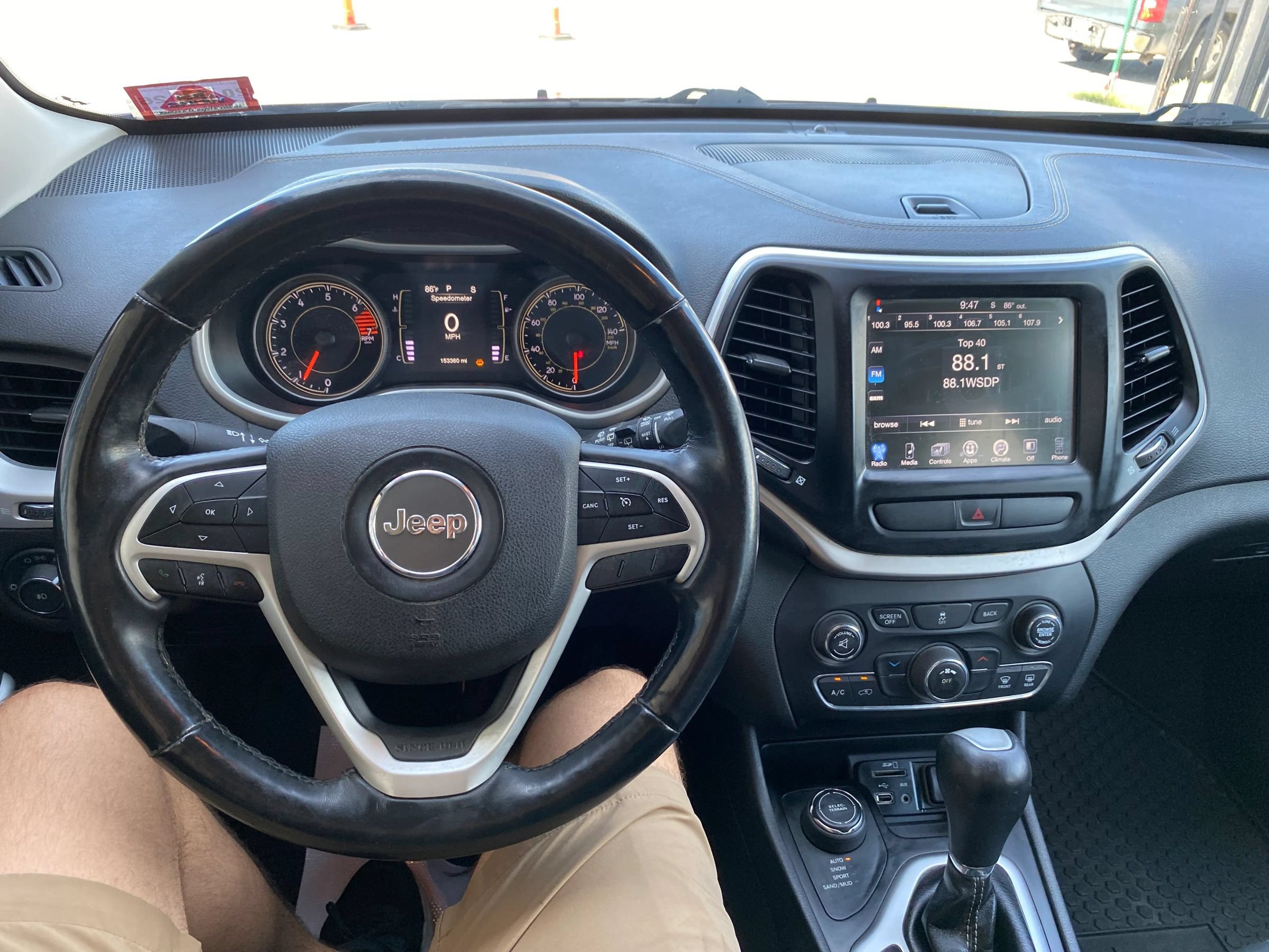 Used 2018 Jeep Cherokee Latitude Plus w/ Cold Weather Group AWD/4WD image 13