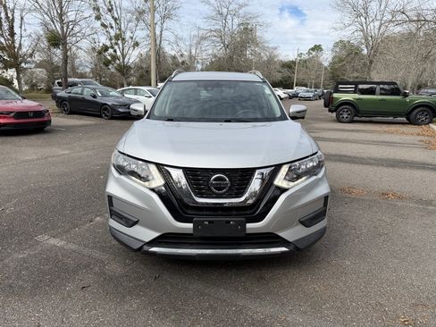 Used 2019 Nissan Rogue SV w/ Premium Package image 2
