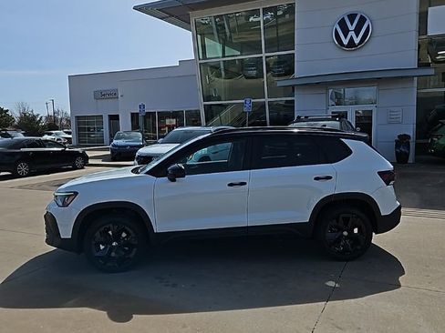 New 2026 Volkswagen Taos SE FWD image 8