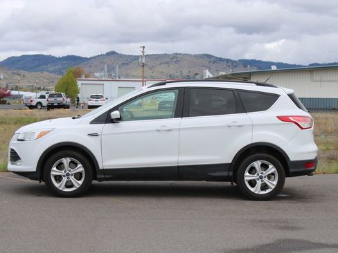Used 2016 Ford Escape SE w/ Equipment Group 201A image 2