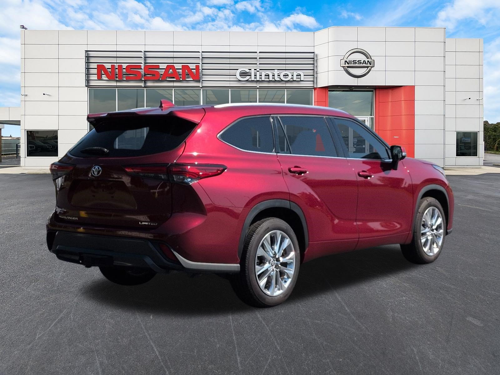 Used 2023 Toyota Highlander Limited FWD image 3