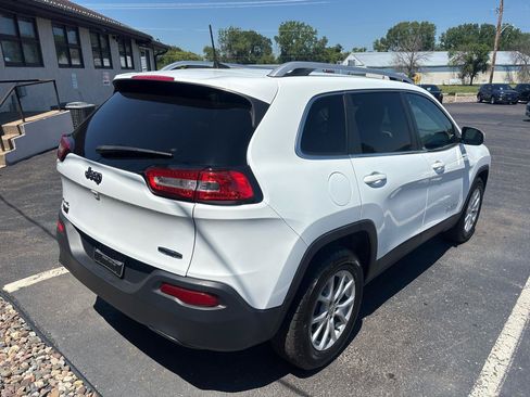 Used 2017 Jeep Cherokee Latitude w/ Cold Weather Group AWD/4WD image 3