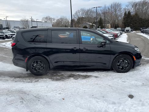 New 2023 Chrysler Pacifica Limited w/ Uconnect Theater Family Group image 7