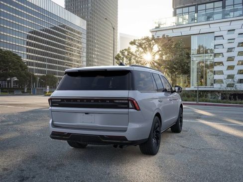 New 2026 Lincoln Navigator Reserve w/ Jet Appearance Package AWD/4WD image 8