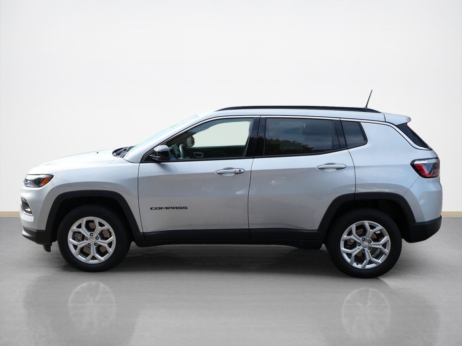 Used 2024 Jeep Compass Latitude AWD/4WD image 2