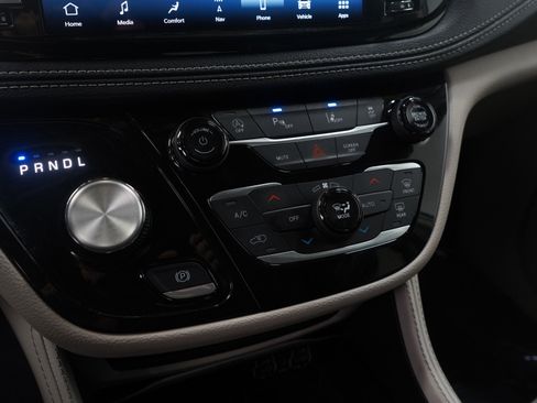 Used 2024 Chrysler Pacifica Limited image 21