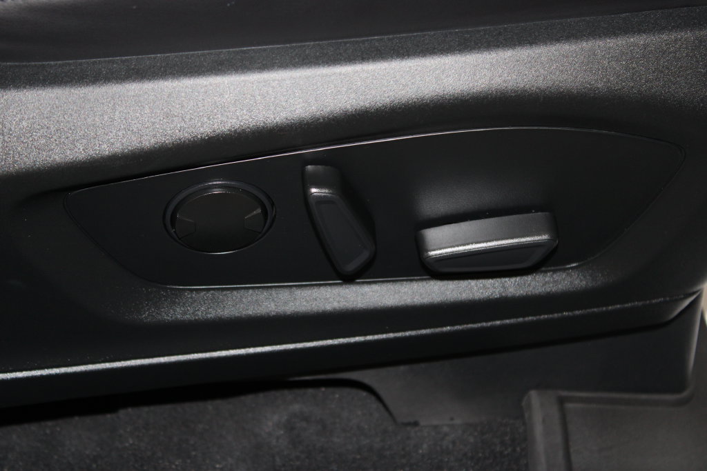 Used 2023 Ford Explorer XLT w/ Equipment Group 202A AWD/4WD image 28