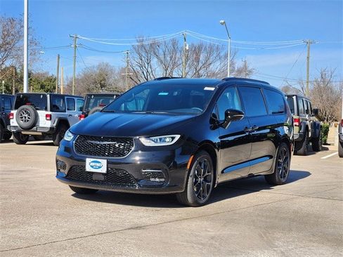 New 2026 Chrysler Pacifica Limited image 2