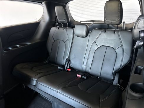 New 2025 Chrysler Pacifica Select image 32