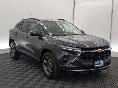 New 2026 Chevrolet Trax LT w/ Driver Confidence Package FWD image 8