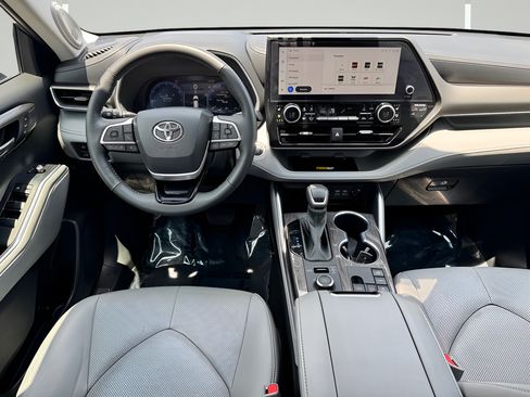 Used 2024 Toyota Highlander Limited AWD/4WD image 5