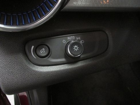 Used 2025 Chevrolet Trax LT w/ LT Convenience Package image 29