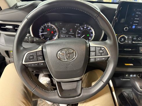 Used 2023 Toyota Highlander XLE image 15