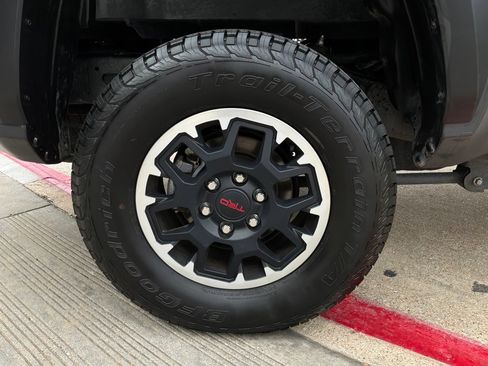 Used 2025 Toyota Tacoma TRD Off-Road AWD/4WD image 9