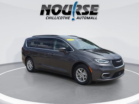 Used 2022 Chrysler Pacifica Touring-L FWD image 2