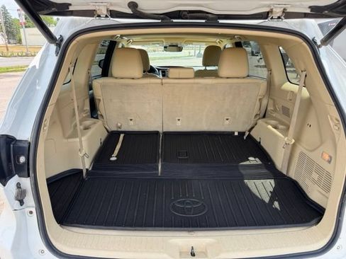 Used 2019 Toyota Highlander XLE AWD/4WD image 24