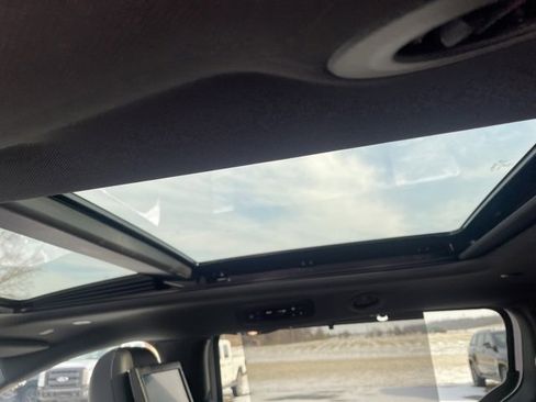 Used 2023 Chrysler Pacifica Limited w/ Uconnect Theater Family Group image 14