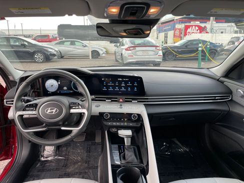 Used 2025 Hyundai Elantra Limited image 33