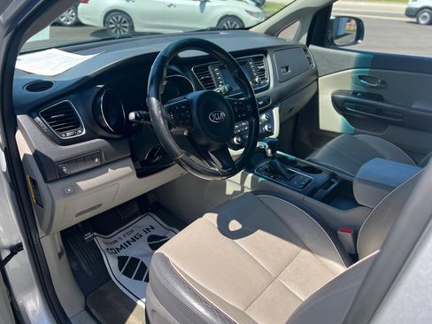 Used 2017 Kia Sedona LX w/ LX Essentials Premium Package FWD image 16