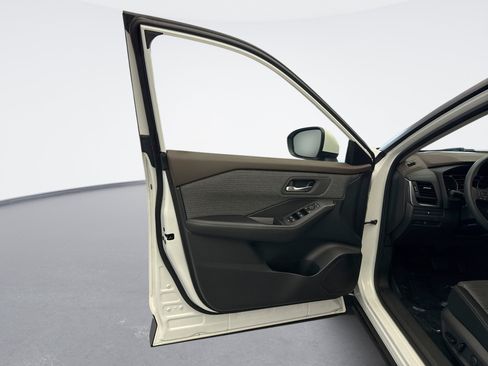 Used 2023 Nissan Rogue SV AWD/4WD image 9