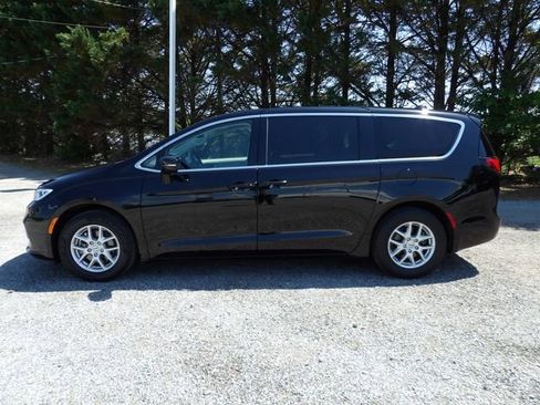 Used 2024 Chrysler Pacifica Touring-L FWD image 2
