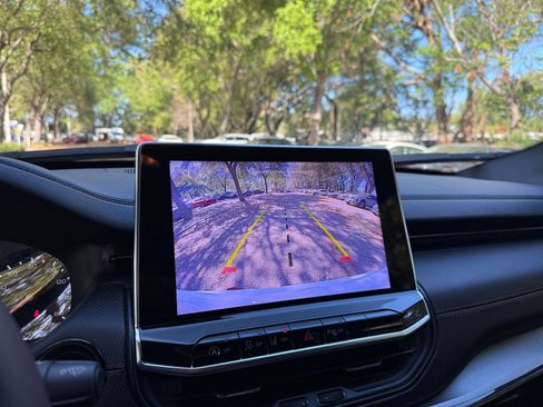 Used 2025 Jeep Compass Trailhawk image 18