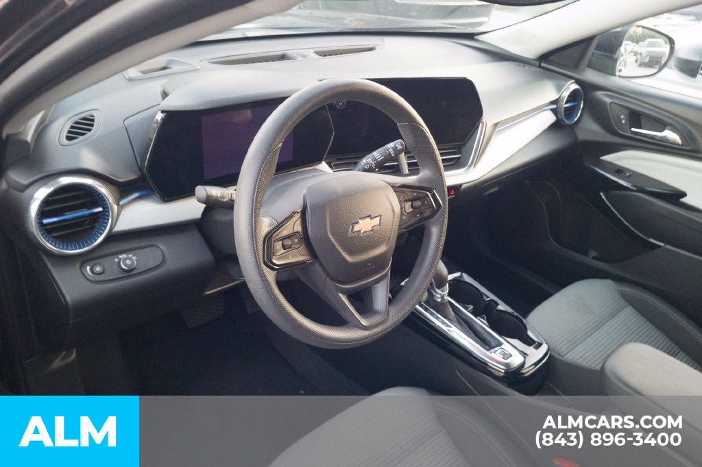 Used 2025 Chevrolet Trax LT FWD image 5