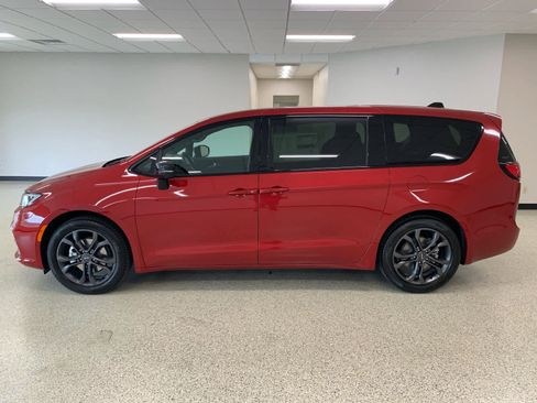 New 2026 Chrysler Pacifica Select image 11