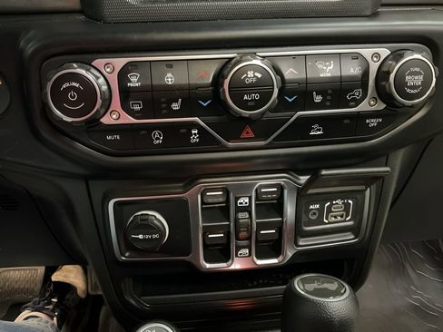 Used 2021 Jeep Wrangler Unlimited Sahara w/ Cold Weather Group AWD/4WD image 16