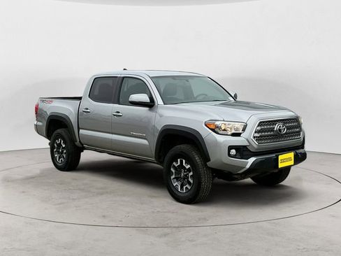 Used 2017 Toyota Tacoma TRD Off-Road w/ Tow Package (A/T) image 7