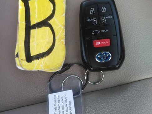 Used 2024 Toyota Sienna XLE FWD image 2