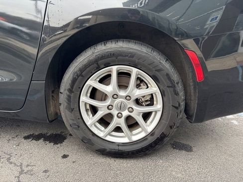 Used 2023 Chrysler Voyager LX image 32